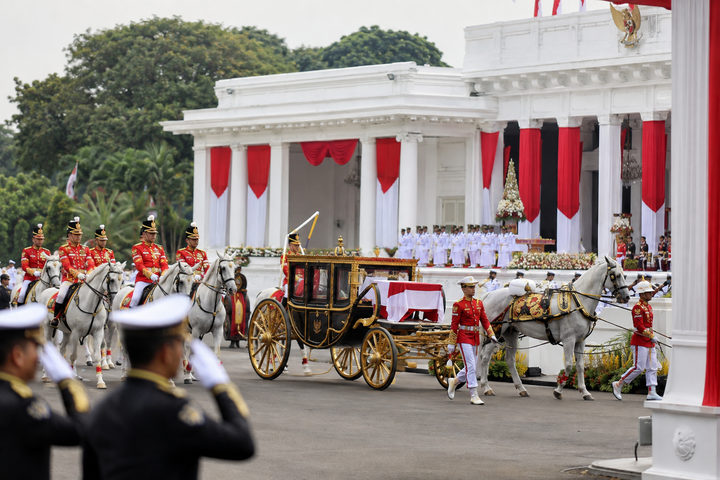 Kirab Bendera Pusaka Buka HUT ke-81 RI di Istana