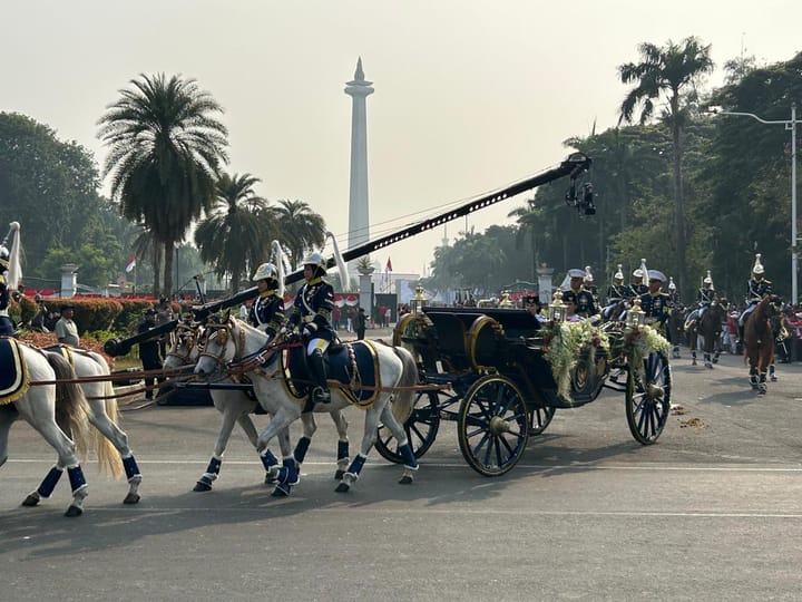 Bendera Pusaka dan Teks Proklamasi Diserahkan, Kirab Menuju Istana