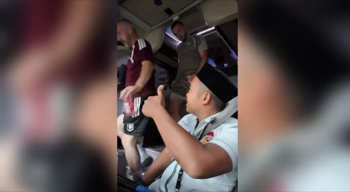 Momen Tak Terlupakan Seorang Sopir Bus Saat Mengantar Pemain Aston Villa ke GBK