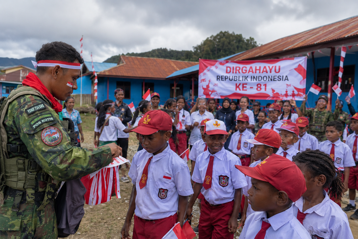 Prajurit Yonif 734/SNS Rayakan HUT RI Bersama Pelajar Oksibil
