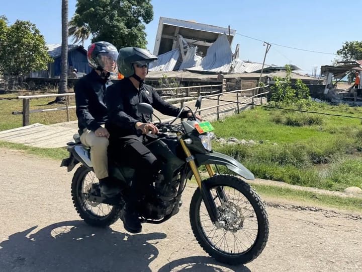 Blusukan Naik Motor, Gibran Tembus Lokasi Sulit Dijangkau Korban Gempa NTT
