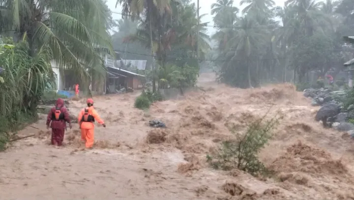 Banjir Padang Rendam Permukiman, Tim Gabungan Evakuasi Warga