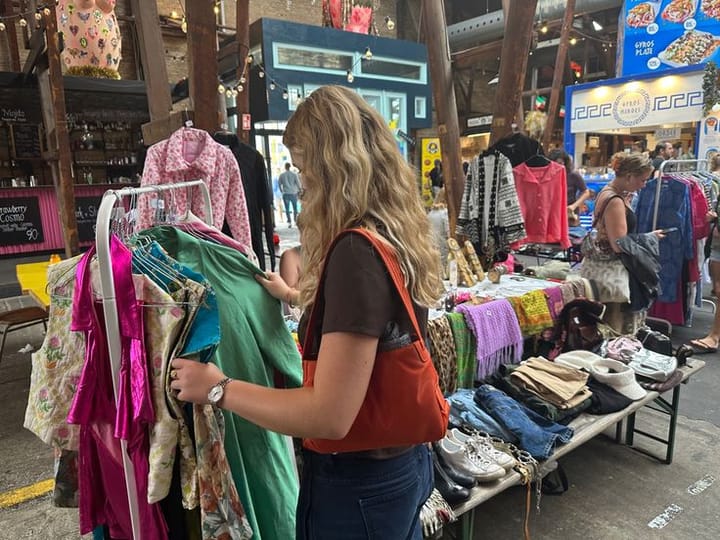 7 Cara Memilih Baju Thrift yang Berkualitas agar Tidak Salah Beli