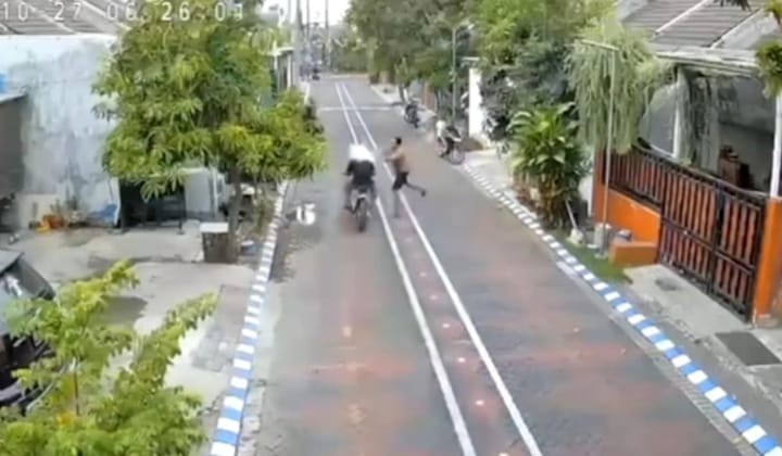 Disiram Air Beserta Embernya, Pencuri HP Sidoarjo Apes
