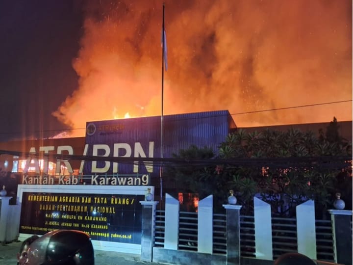 Kantor BPN Karawang Dilalap Api, Kebakaran Belum Berakhir