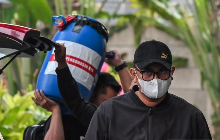 Tong Biru dan Uang Rp1,9 Miliar Disita dalam OTT Bupati Klaten