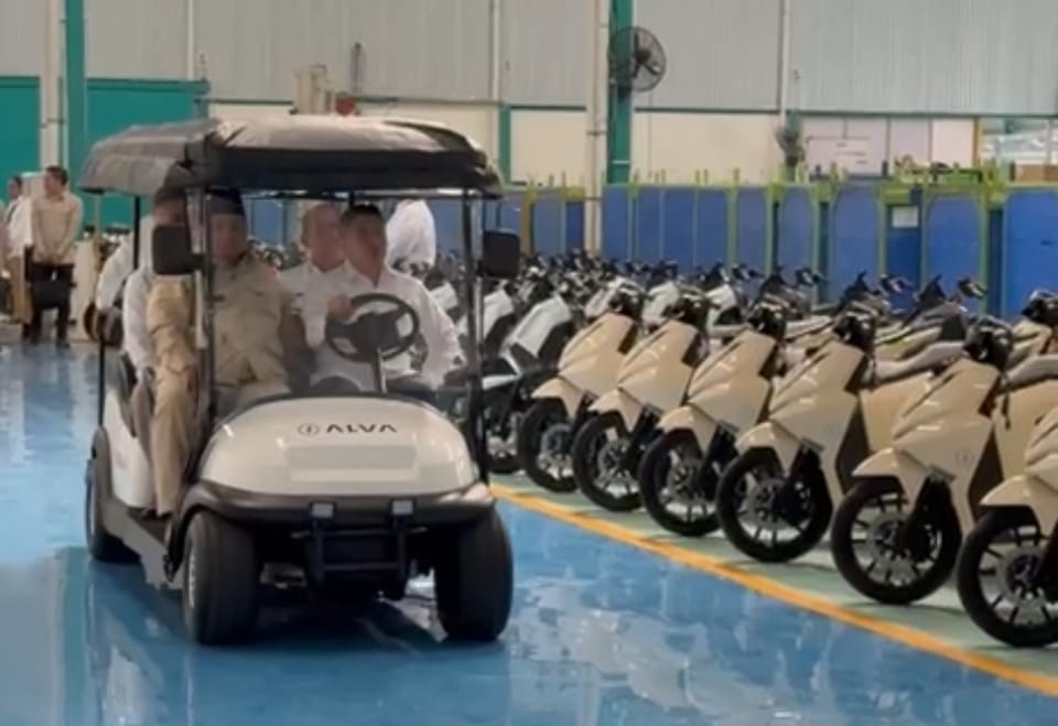Prabowo Resmikan Motor Listrik Nasional di Cikarang