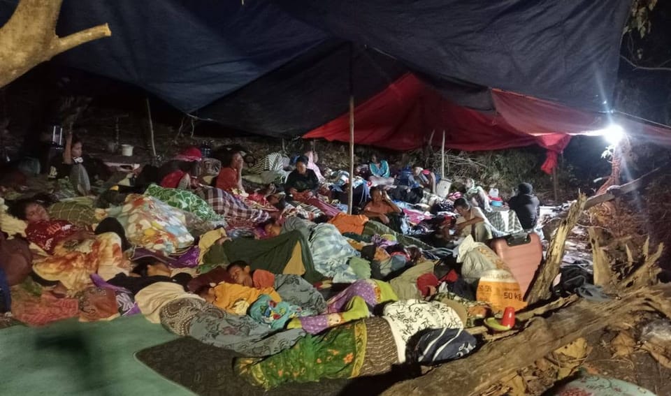 Cuaca dan Gempa Susulan Menguji Pengungsi di NTT