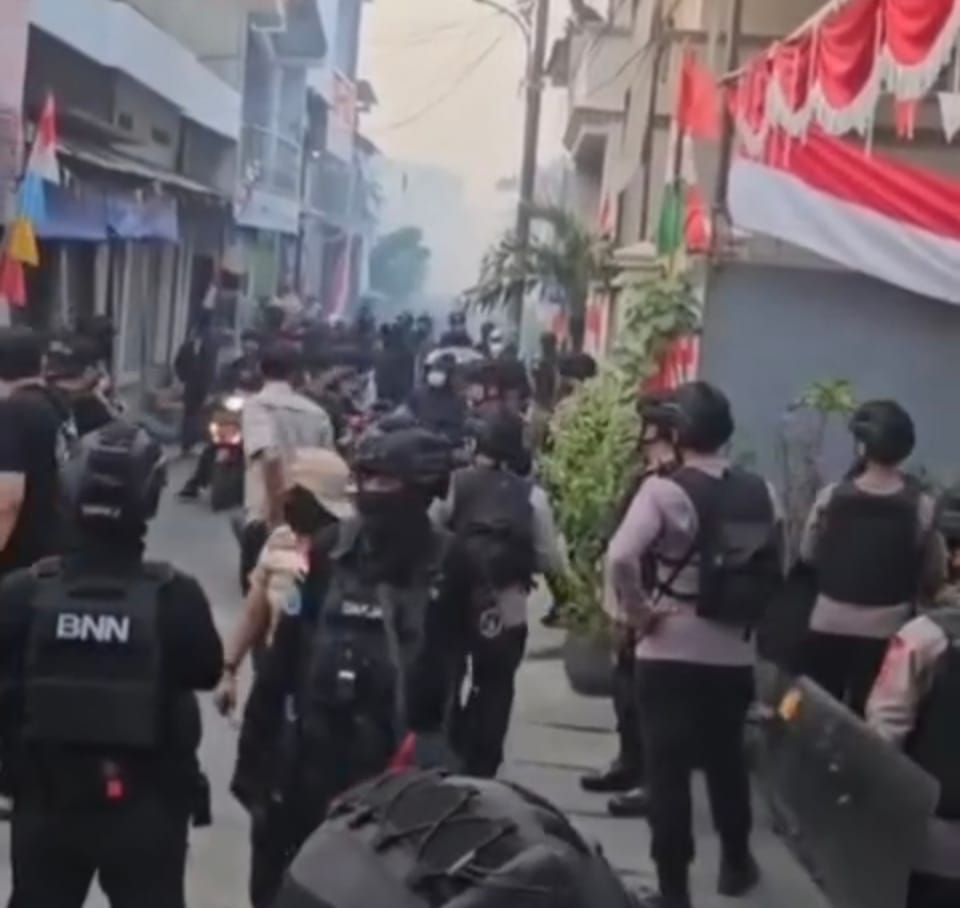 Ratusan Polisi Kepung Kampung Bahari, Penggerebekan Narkoba Dapat Perlawanan Warga