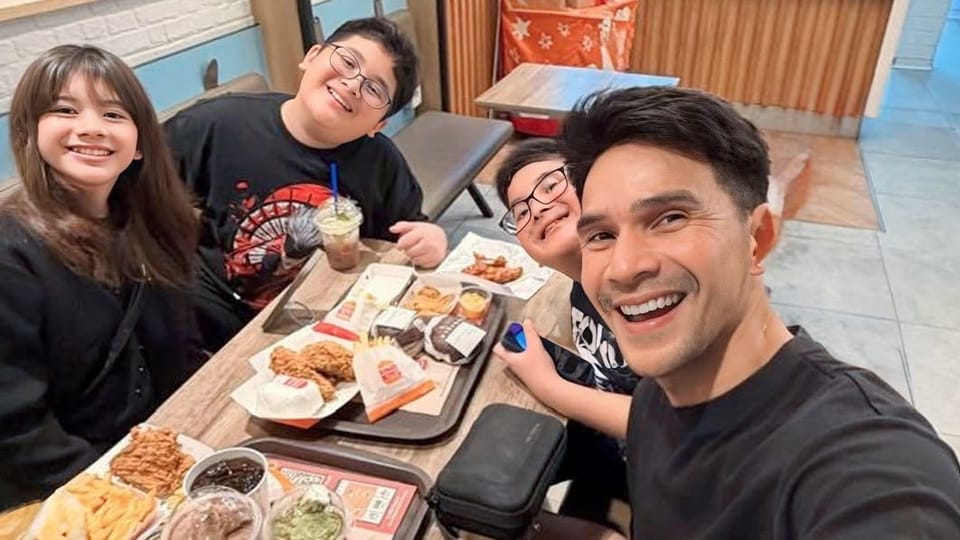 Enam Bulan Terpisah, Jonathan Frizzy Bagikan Momen Bahagia Kembali Berkumpul Bersama Anak-Anak