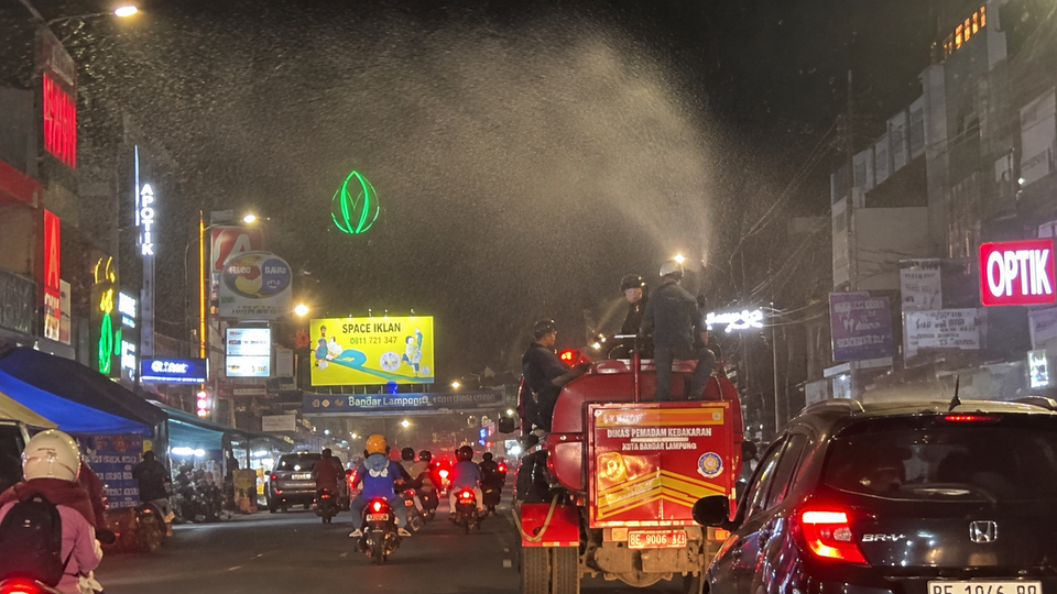 Abu Anak Krakatau Ganggu Pengendara, Damkar Siram Jalan Bandar Lampung