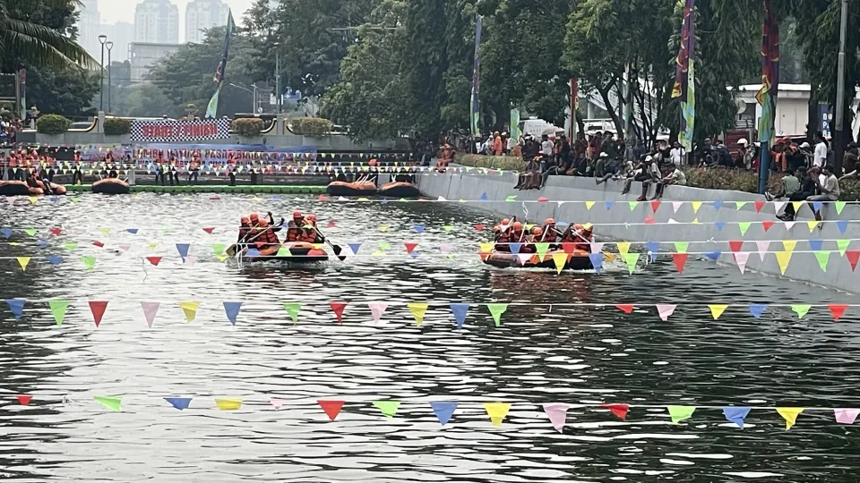 Ketika Kali Ciliwung Pasar Baru Berubah Jadi Arena Lomba Dayung