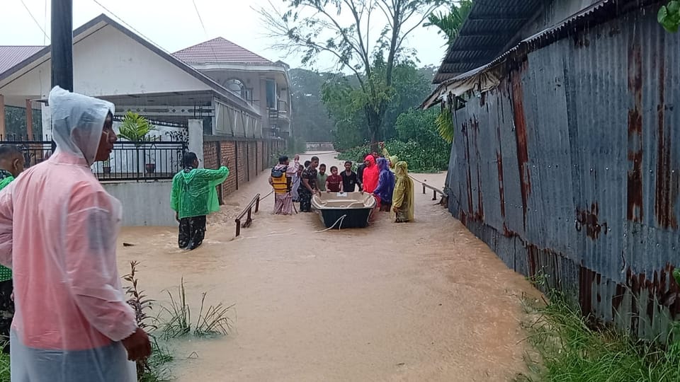 Banjir Padang, Tim SAR Evakuasi Lebih dari 50 Warga