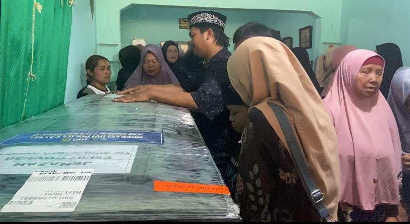 Isak Tangis Sambut Kedatangan Jenazah Soni Marta Korban KM Virgo di Banyuwangi