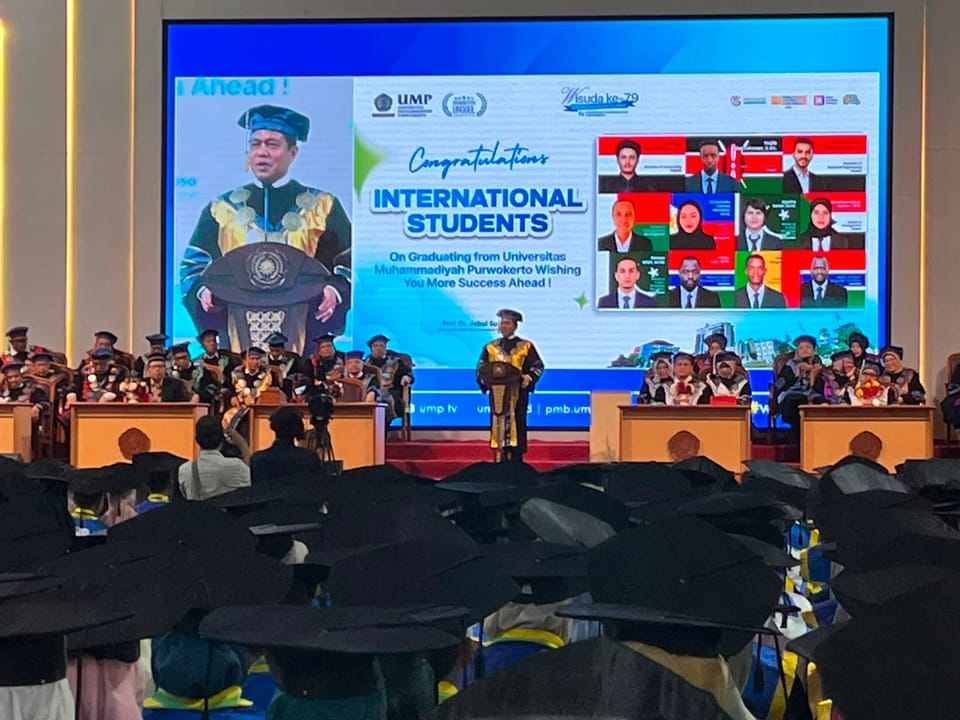 12 Mahasiswa Asing Lulus dari UMP