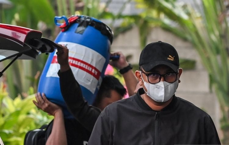 Tong Biru dan Uang Rp1,9 Miliar Disita dalam OTT Bupati Klaten